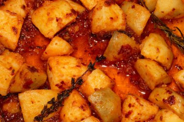 Salamura edilmiş ve baharatlı patatesleri yakından kapatıyoruz.