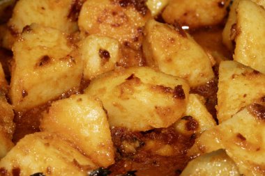 Salamura edilmiş ve baharatlı patatesleri yakından kapatıyoruz.