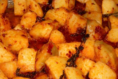 Salamura edilmiş ve baharatlı patatesleri yakından kapatıyoruz.