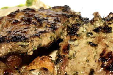 Kızarmış kuzu ve patates kızartmasını beyaz arka planda kapatıyoruz.