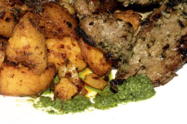 Kızarmış kuzu ve patates kızartmasını beyaz arka planda kapatıyoruz.