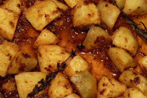 Salamura edilmiş ve baharatlı patatesleri yakından kapatıyoruz.