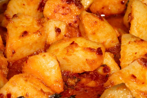 Salamura edilmiş ve baharatlı patatesleri yakından kapatıyoruz.