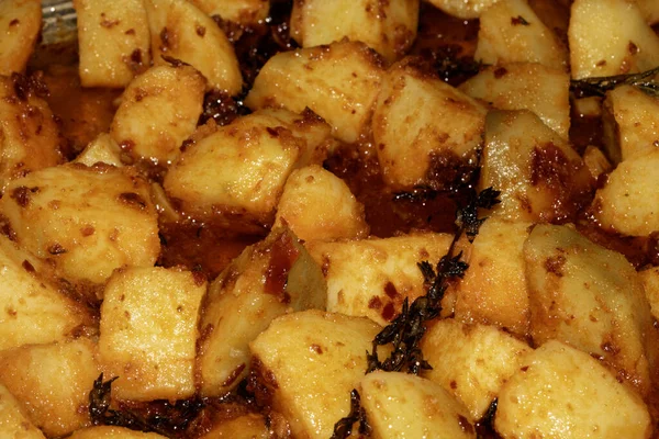 Salamura edilmiş ve baharatlı patatesleri yakından kapatıyoruz.