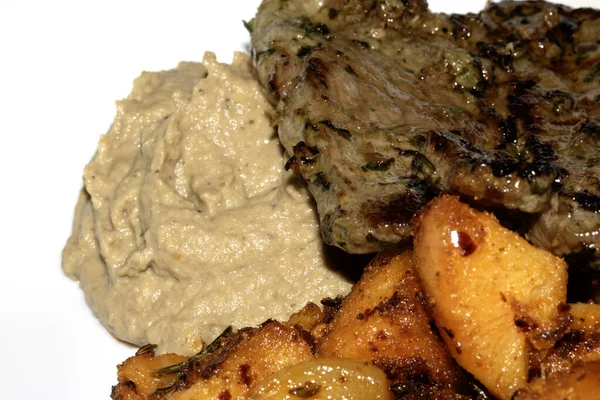 Kızarmış kuzu ve patates kızartmasını beyaz arka planda kapatıyoruz.