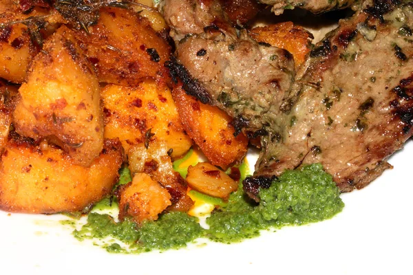 Kızarmış kuzu ve patates kızartmasını beyaz arka planda kapatıyoruz.