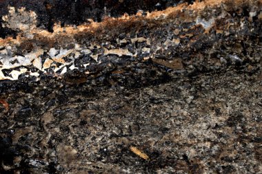 Ağır paslanmış ve yanmış yemek tepsisi aşınmış.