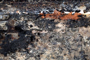 Ağır paslanmış ve yanmış yemek tepsisi aşınmış.