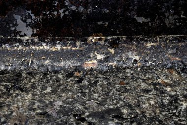 Ağır paslanmış ve yanmış yemek tepsisi aşınmış.