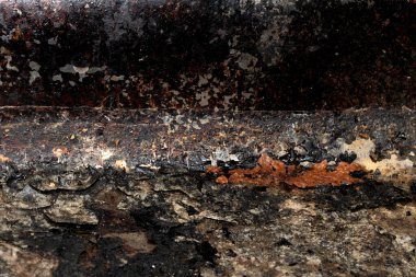 Ağır paslanmış ve yanmış yemek tepsisi aşınmış.