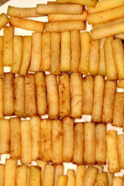 Gurme, küresel kesim patates kızartması. Sıraya dizilin.