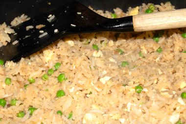 Lezzetli bir yumurta ve sebzeli pilav.