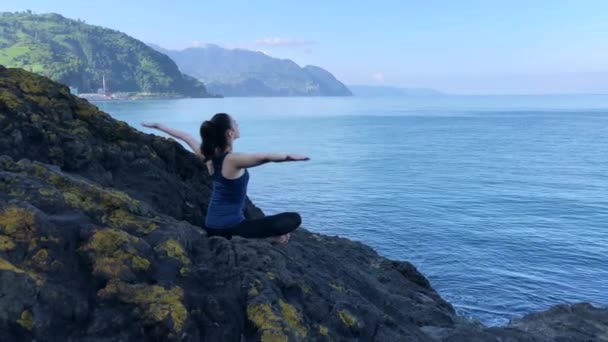 海で瞑想する少女 — ストック動画