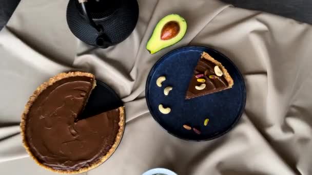 Hausgemachte rohe vegane Schokoladenkuchen auf dem Teller. — Stockvideo