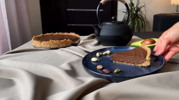 餐盘上的自制巧克力生吃松饼. — 图库视频影像