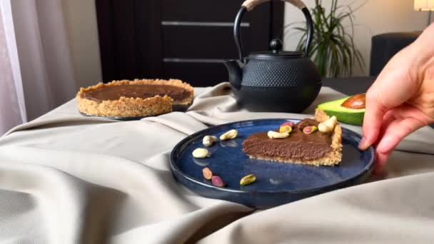 Tarte végétalienne crue au chocolat maison sur la plaque. — Video