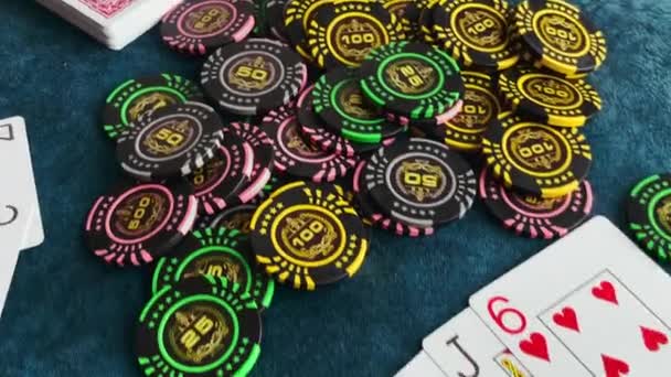 Shot of Poker Chips and Cards na stole pokerowym. — Wideo stockowe