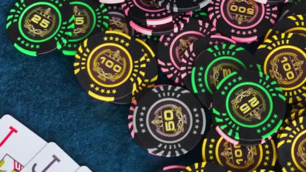 Shot van poker chips en kaarten op een pokertafel. — Stockvideo