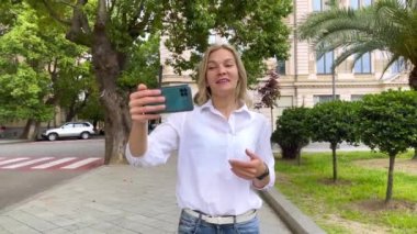 Şehirde Akıllı Telefonlu Blogcu