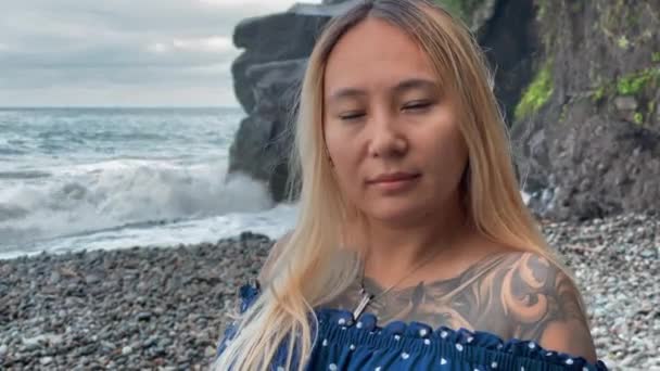 Asiatique fille visage sur le fond de la mer. — Video