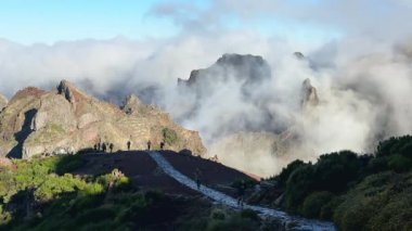 Dağların üzerinden bulutlar yükselirken Madeira 'nın nefes kesici güzelliğine tanık olun. Bu hayret verici doğa harikasında canlı yolları ve manzaralı manzaraları keşfedin..