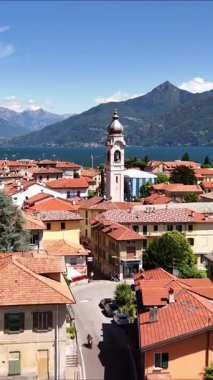Menaggio İtalya 'nın güzelliğini tecrübe edin. Resimli çatılar ve ikonik çan kulesi. Como Gölü ve yakındaki dağların nefes kesici manzarasına hayran kaldım..
