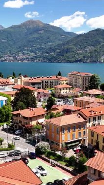 İtalya 'daki Como Gölü' nün yanında, Menaggio 'nun nefes kesici manzarasının tadını çıkarın. Parlak çatılar yeşil dağlar ve gök mavisi sular rahatlamak için mükemmel bir zemin oluşturur..