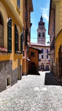 Tarihi binaları ve canlı renkleriyle bilinen Menaggio 'nun pitoresk sokaklarında dolaş. Como Gölü kıyısındaki bu güzel kasabanın huzurlu atmosferinin tadını çıkar..