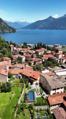 Como Gölü kıyısındaki güzel bir kasaba olan Menaggio 'nun büyüleyici manzaralarını keşfedin. Bu çarpıcı mekan açık mavi gökyüzünün altında renkli çatılar ve manzaralı dağlar sergiliyor..