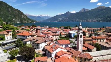 İtalya 'da Como Gölü kıyılarında bulunan Menaggio' nun güzelliğini keşfedin. Bu güzel kasabada manzaralı manzaralar renkli binalar ve nefes kesici dağ manzaraları var..