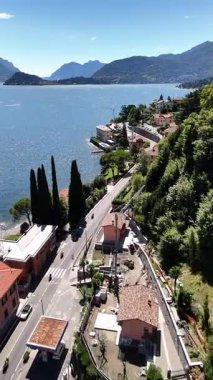 Bu güzel manzara, Como Gölü boyunca uzanan Menaggio İtalya 'nın nefes kesici manzarasını yakalar. Sakin mavi suların ve şehri çevreleyen yemyeşil tepelerin tadını çıkar..