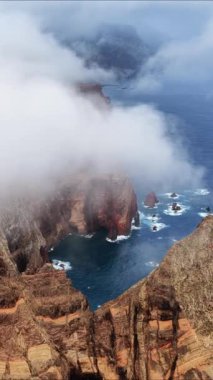 Dik kayalıkların Atlantik Okyanusu 'yla buluştuğu Madeira' daki Punta San Lorenzos sahilinin nefes kesici güzelliğine tanık olun. Dalgalar kayalara çarparken bulutlar yükselir.