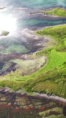 Bir dron İskoç sahilinin nefes kesici görüntülerini yakalar. Manzara, denizin berrak mavi sularıyla buluşan yemyeşil tepeleri ve İskoç doğal güzelliklerini gözler önüne seriyor..