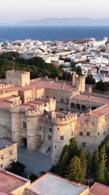 Rodos şehrine yukarıdan bir göz atın. Büyük Üstat 'ın tarihi sarayı ve sahil şeridi. Bu Akdeniz manzarası mimariyi ve denizi gösteriyor..