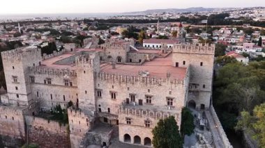 Havadan bakıldığında, Rodos 'taki Büyük Usta Sarayı' nın kent ve manzarayla çevrili olduğu görülüyor..