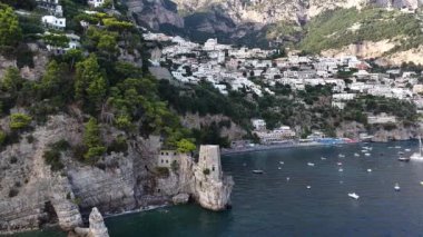 Sabah saatlerinde Positano İtalya 'nın manzaralı bir manzarası görülür. Tyrhenian Denizi 'nde tekneler mevcuttur. Güzel manzara ve mimari sergilenir.