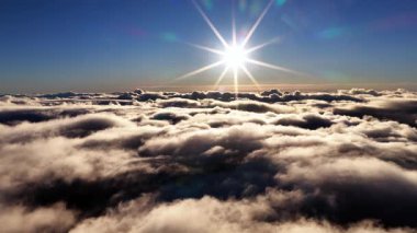 Pico do Arieiro 'dan güneş doğarken bulutların üzerinde parlar. Manzara yüksek bir irtifadan dağlık Madeira manzarasına bakıyor. Bulutlarla kaplı..