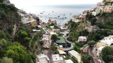 Positano İtalya 'nın panoramik manzarasında Amalfi Sahili boyunca uzanan renkli binalar görülüyor. Güneşli bir günde Tyrhenian Denizi 'nde bir sürü tekne var..