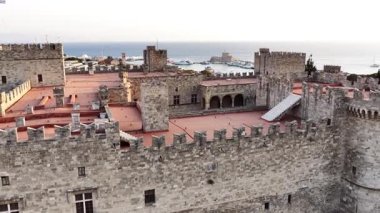 Rodos Yunanistan 'daki Büyük Üstat Sarayı' nın gündüz keşfi. Bu, mimari kuleleri, çevresindeki şehir ve denizi gösteriyor..