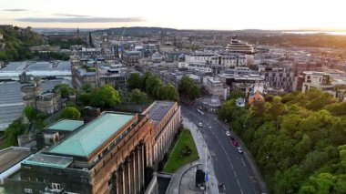 Gün doğumunda Edinburgh 'un hava manzarası. Trafik Calton Hill 'in yanındaki Regent Yolu boyunca ilerliyor. Edinburgh şehrinin manzarası mesafeye yayılıyor.