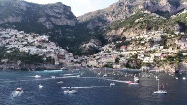 Positano İtalya 'nın havadan görünüşü. Birçok tekne suda seyahat eder. Şehrin renkli binaları Amalfi Sahili yakınlarındaki dağın yamacına tırmanıyor..