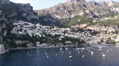 Amalfi Sahili 'ndeki Positano İtalya' nın gündüz görüntüsü. Kasaba, Tyrhenian Denizi 'ne bakan bir yamaçta kurulmuştur..