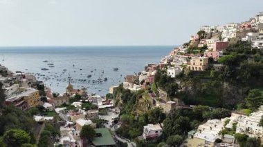 Bu, Positano İtalya 'nın havadan görünüşünü gösteriyor. Amalfi kıyısındaki renkli binalar ve tekneler güneşli bir günde görülebilir. Tiren Denizi sakin..