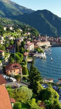 Uçurum kenarındaki kır evi terası. Güneşin doğuşuna tepeden bakan parlak taş ev. Kırmızı çatı.