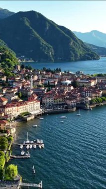 Canlı marina limanı yakın çekim tekneleri rıhtım aktivitelerini renkli dağ gölgeleri gibi sallıyor.