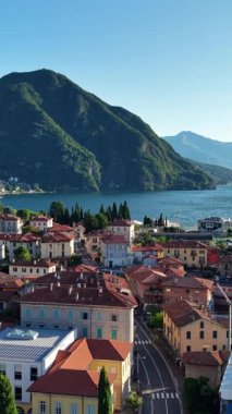 Dağın arka bahçesi, dar sokakları ve terasotta çatıları, dolambaçlı yolları olan renkli tepe caddeleri.