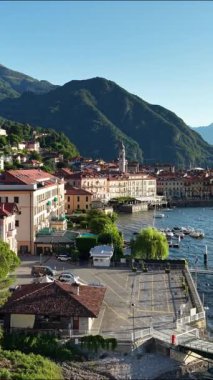 Rıhtımlı tekneleri ve pırıl pırıl rıhtımları olan liman kafeleri, limana bakan teraslara uzun ışık saçan güneşin ilk ışıkları.,