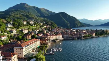 Güneşli liman panorama havadan görüntüler yığılmış binalar rıhtım kafeleri küçük kayıklar dağ sırtı.