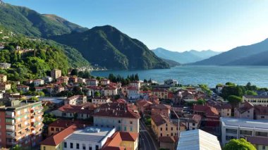 Göl kenti üzerindeki altın saat manzarası, sıcak güneş ışığı banyoları, çatılar, hafif dalgalar...