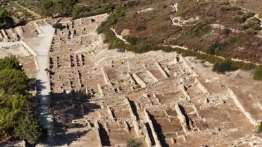 Yunanistan 'ın Rodos adasındaki Kamiros arkeoloji sahasının havadan keşfi. Bu tarihi Helenistik şehrin eski kalıntılarına ve temellerine bakın..